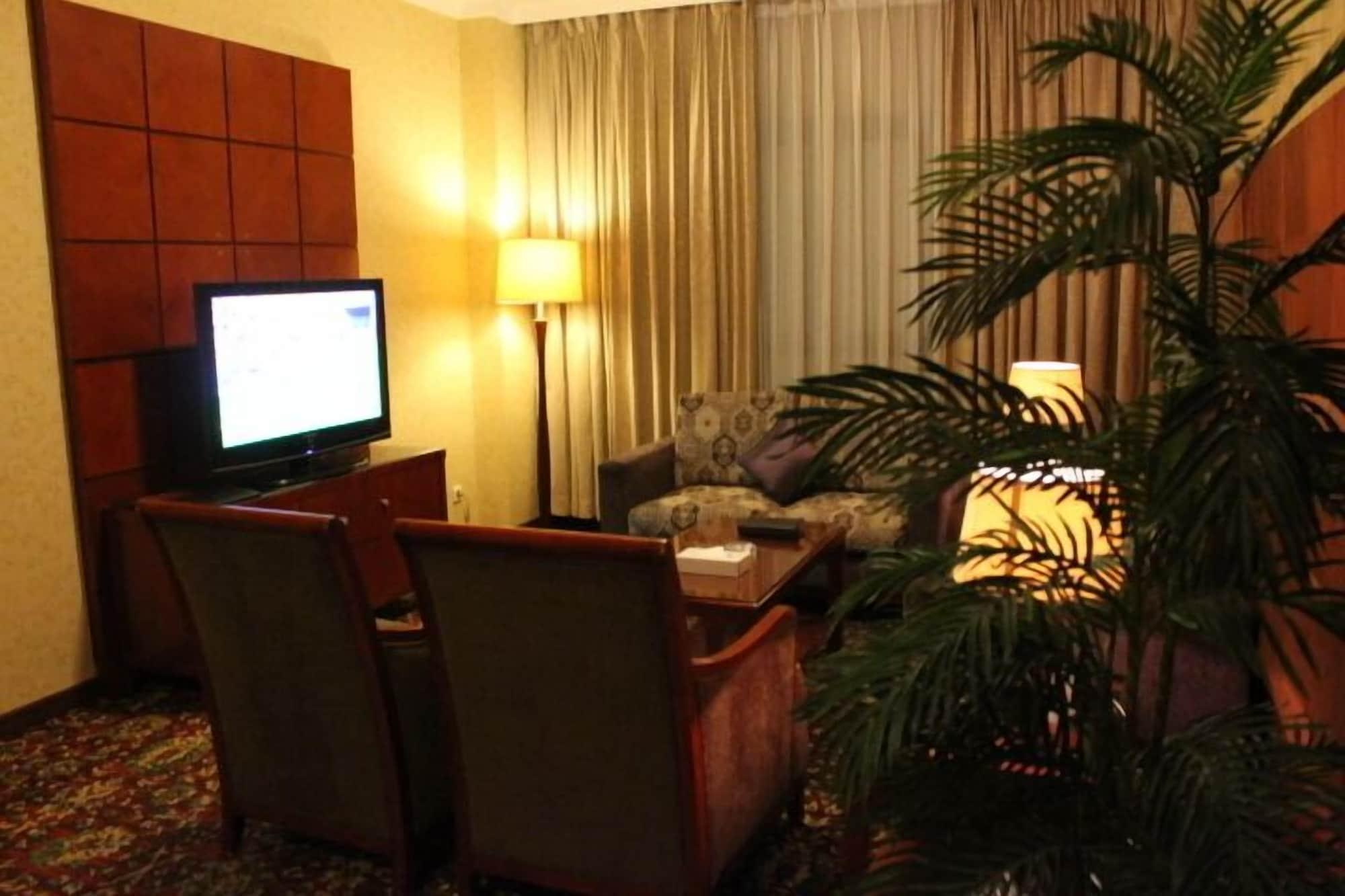 מלון אל-מדינה Shaza Regency Plaza Al Madinah מראה חיצוני תמונה A living room in a typical hotel suite