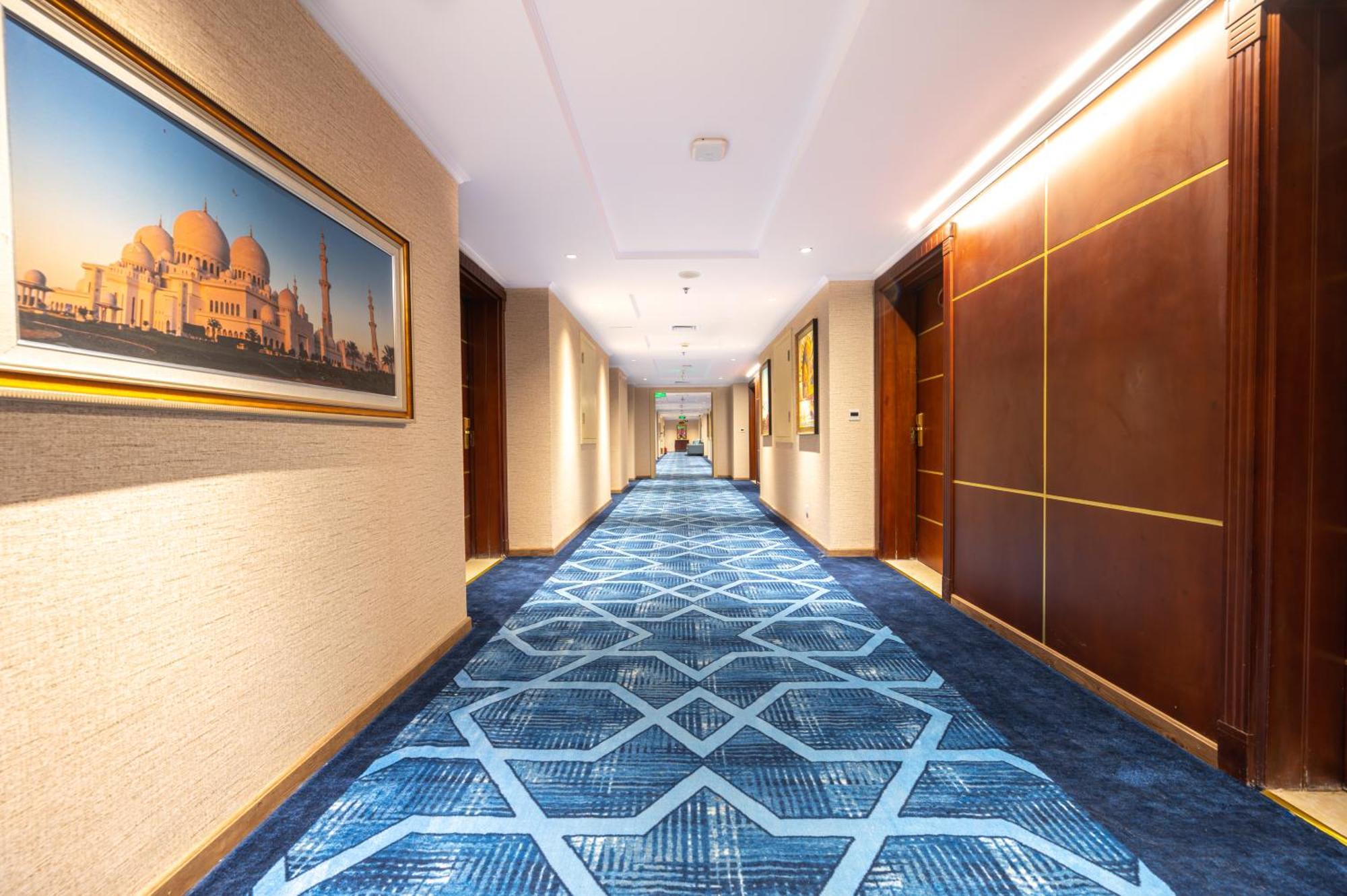 מלון אל-מדינה Shaza Regency Plaza Al Madinah מראה חיצוני תמונה A corridor at the Taj Mahal Palace
