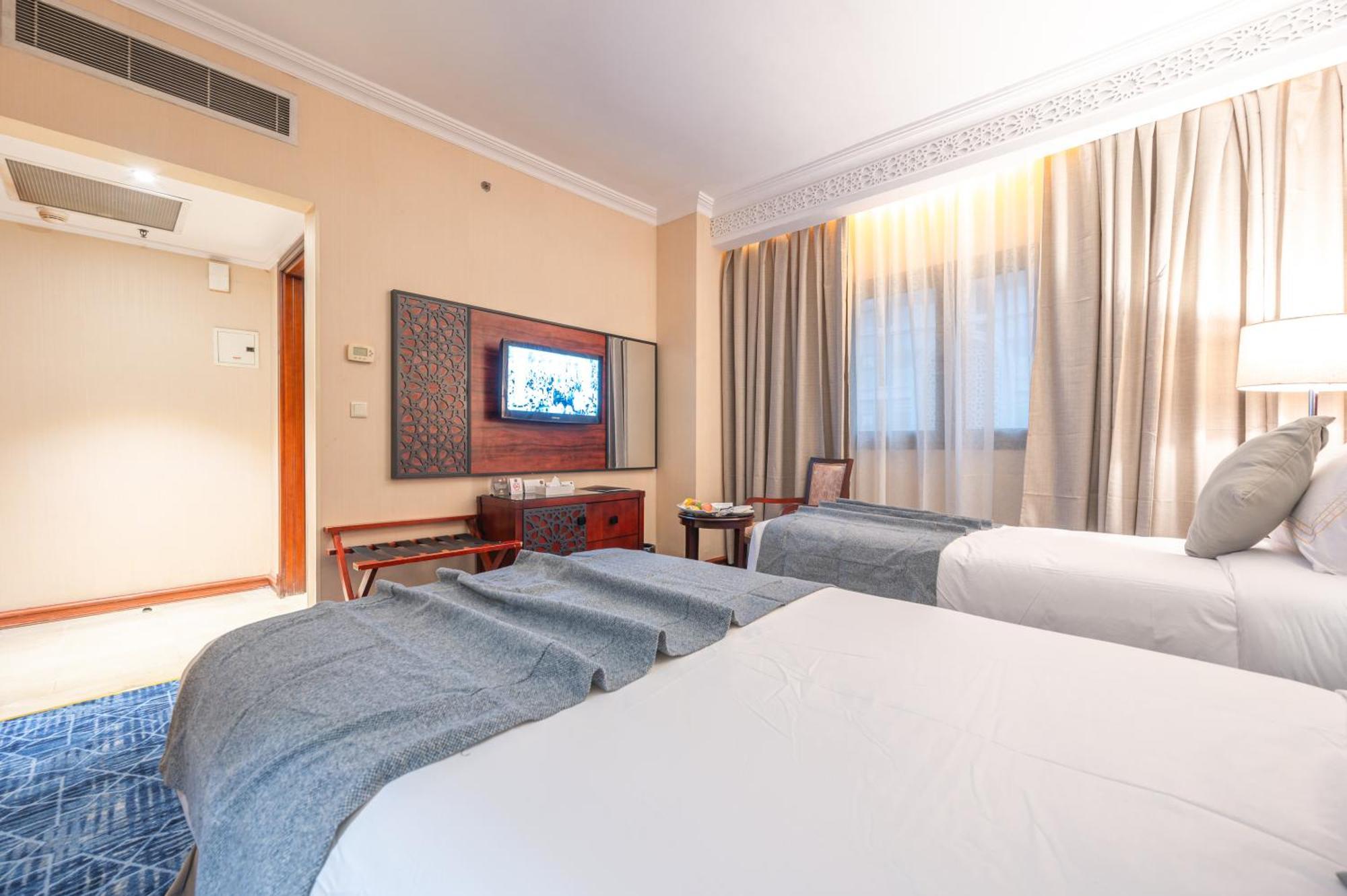 מלון אל-מדינה Shaza Regency Plaza Al Madinah מראה חיצוני תמונה A room at the hotel