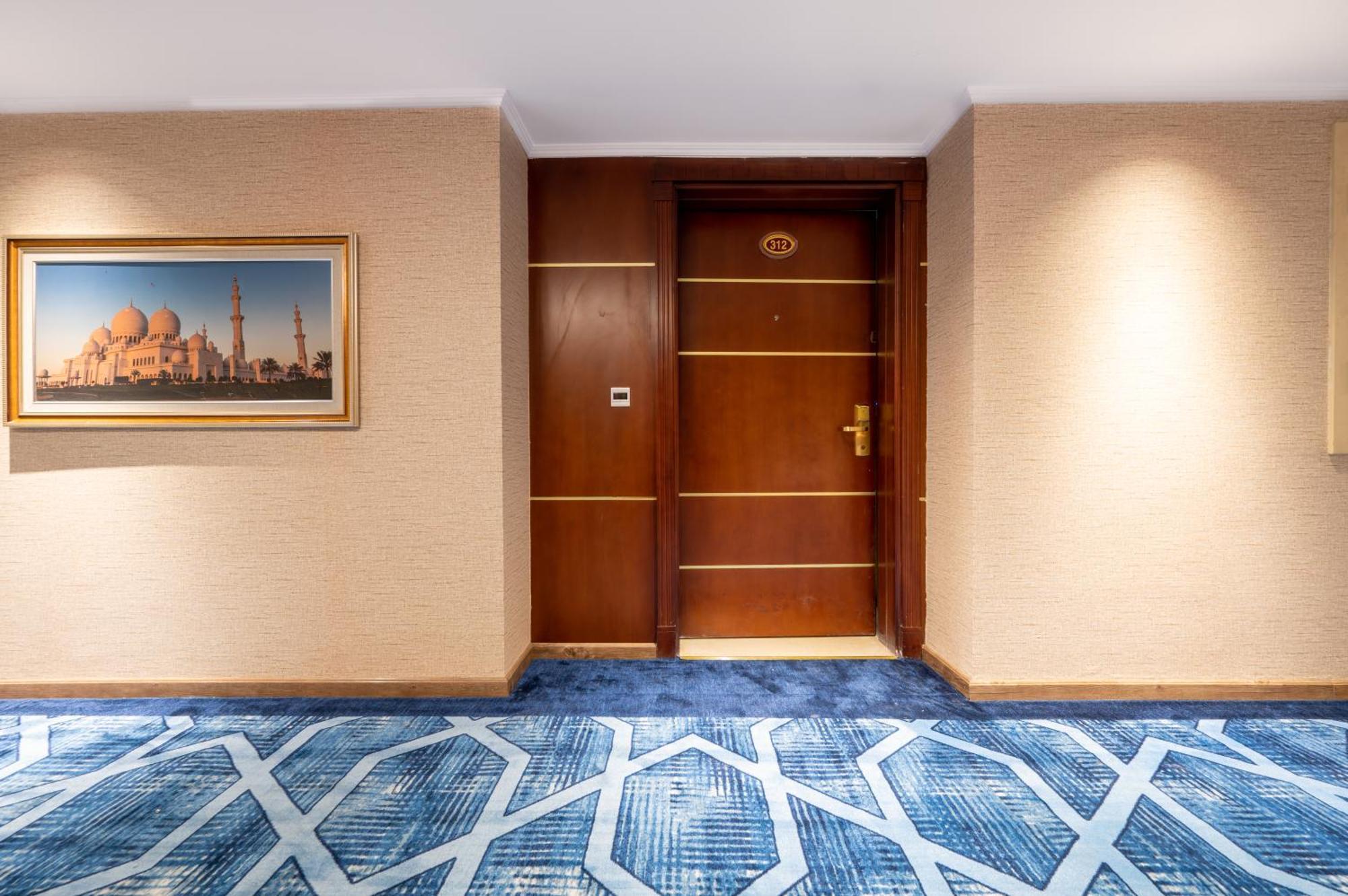 מלון אל-מדינה Shaza Regency Plaza Al Madinah מראה חיצוני תמונה A door in a hotel