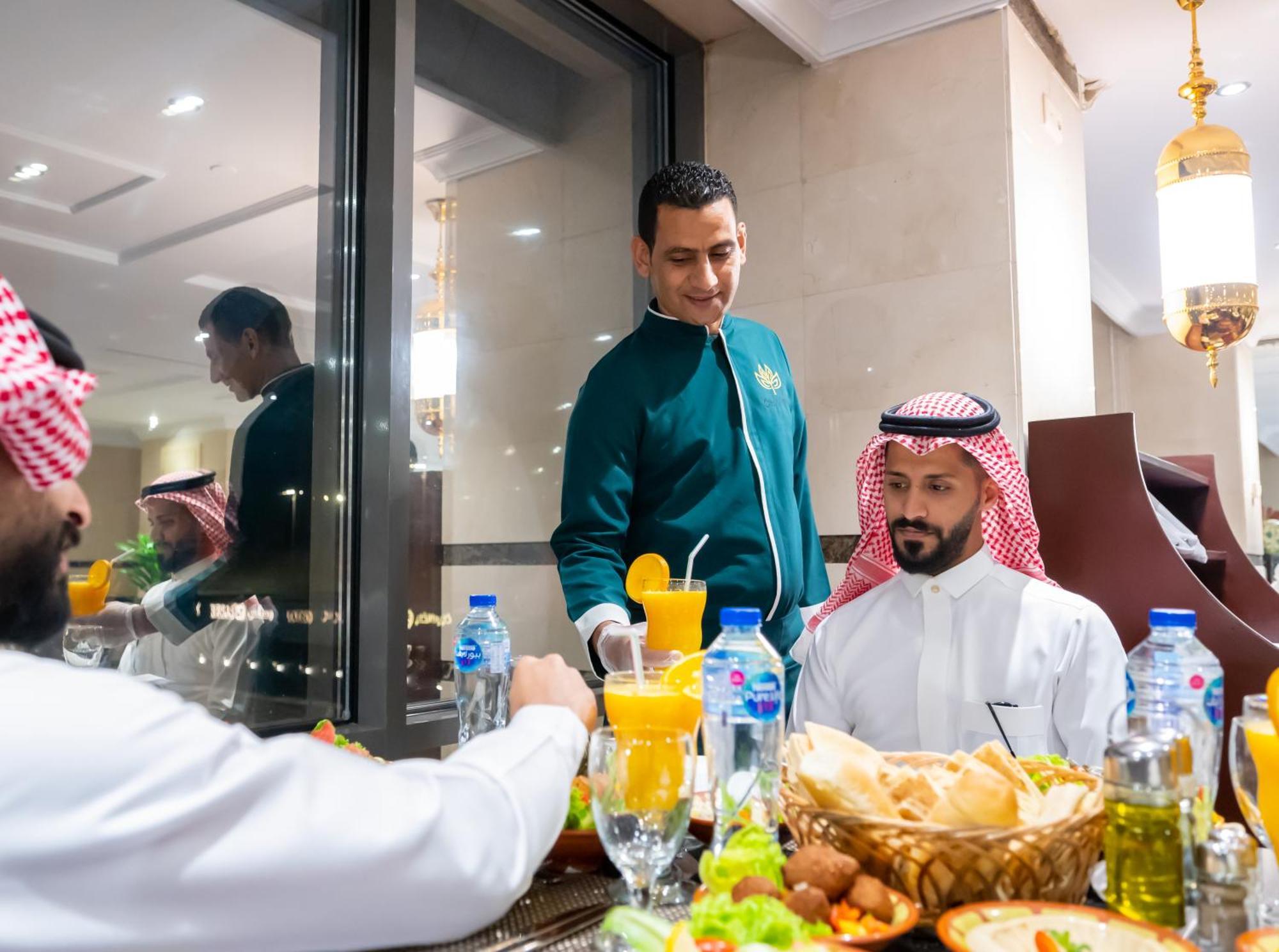 מלון אל-מדינה Shaza Regency Plaza Al Madinah מראה חיצוני תמונה A waiter serving guests at a restaurant in Riyadh, Saudi Arabia