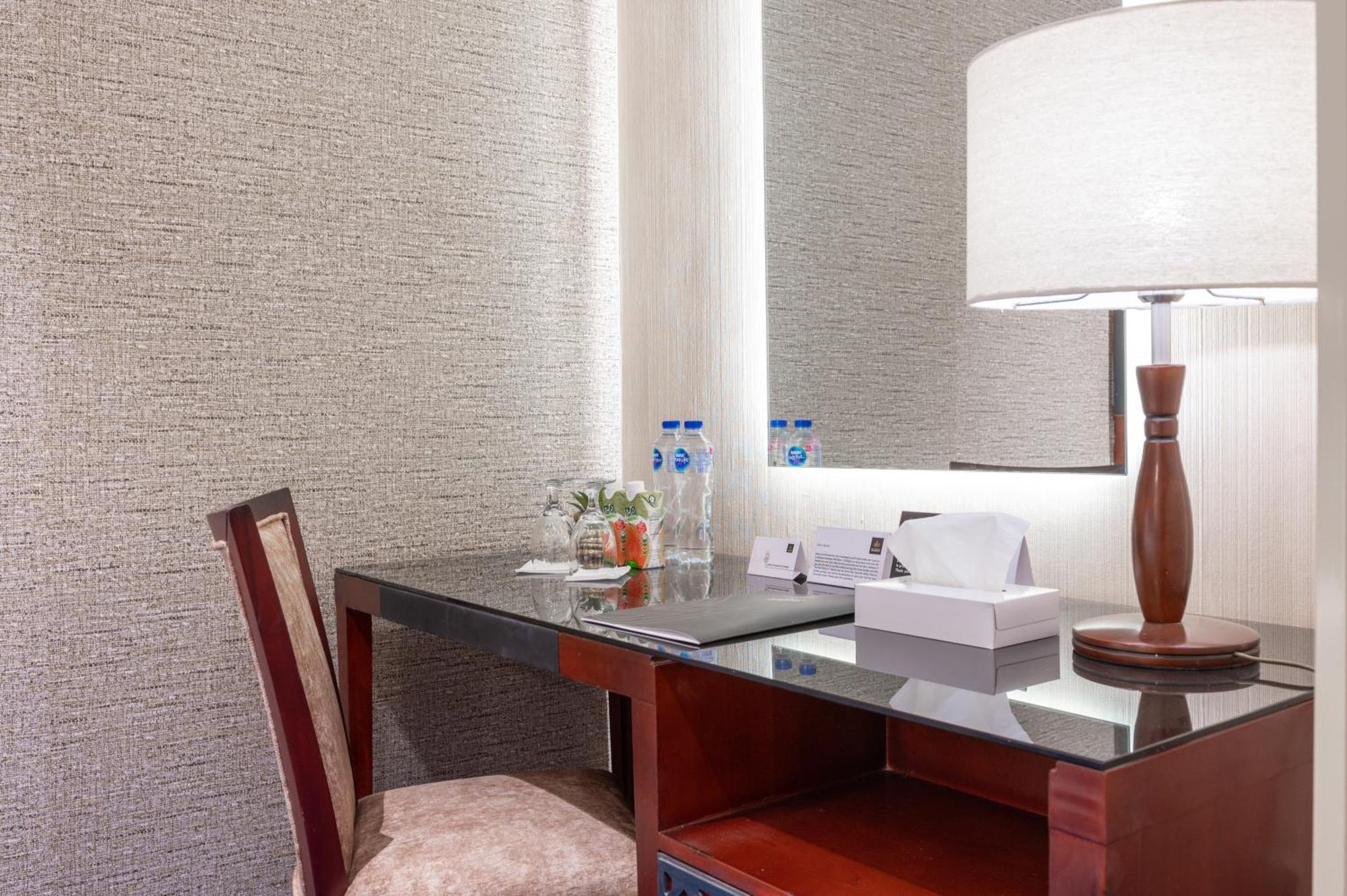 מלון אל-מדינה Shaza Regency Plaza Al Madinah מראה חיצוני תמונה A table lamp