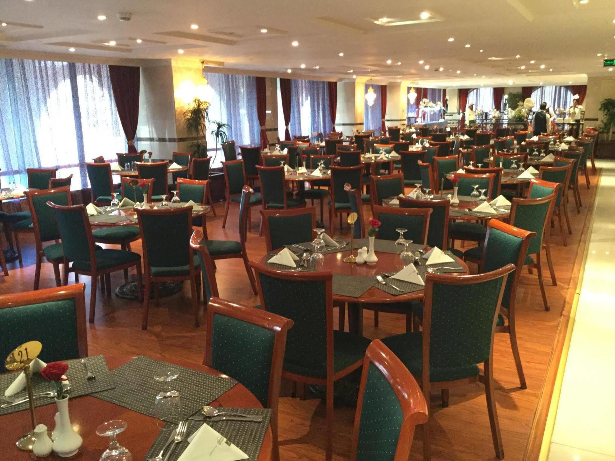 מלון אל-מדינה Shaza Regency Plaza Al Madinah מראה חיצוני תמונה The restaurant at the hotel